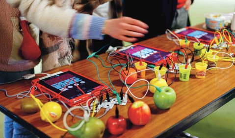 Schwerpunkt bei KuMuS-ProNeD war in Trossingen die Improvisation im Musikunterricht mit Alltagsobjekten und mobilen Technologien wie Playtronica und der Koala App. Foto: Jonas &Scaron;opa/HfM Trossingen