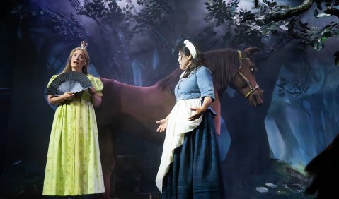 „Die_Gänsemagd“. Ida Aldrian und Hellen Kwon. Foto © Monika Rittershaus