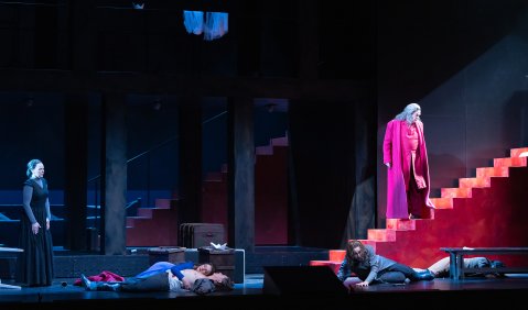 Anne Schuldt (Brangäne), KS Iordanka Derilova (Isolde), Tilmann Unger (Tristan), Kay Stieferman (Kurwenal), Michael Tews (König Marke), Barış Yavuz (Melot). Foto: © Claudia Heysel.