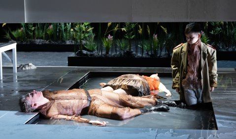 Kay Stiefermann (Wozzeck), Ania Vegry (Marie) und Jonathan Bischoff (Kind). Foto: © Claudia Heysel Kay Stiefermann (Wozzeck), Ania Vegry (Marie) und Jonathan Bischoff (Kind). Foto: © Claudia Heysel