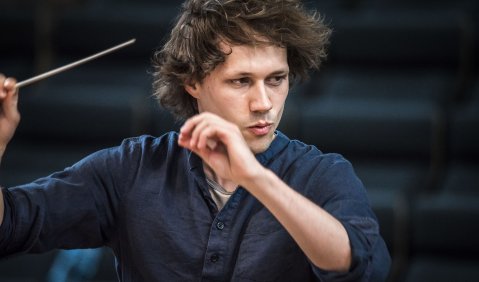 Oscar Jockel dirigiert in der Reihe „Debüt im Deutschlandfunk Kultur“. Foto: Tom Schweers