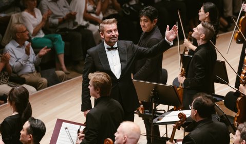 Matthias Pintscher am Pult des Kansas City Symphony Orchestra. Foto: Daniel Dittus