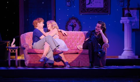 Paul Valentin Clementi (Jean-Michel), Florentine Beyer (Anne Dindon), Daniel Prohaska (Georges). Foto: © Markus Tordik Paul Valentin Clementi (Jean-Michel), Florentine Beyer (Anne Dindon), Daniel Prohaska (Georges). Foto: © Markus Tordik