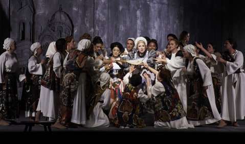 Anna Sohn (Héléna), Alisa Kolosova (Dara), Opernchor Theater Dortmund. Foto: © Björn Hickmann Anna Sohn (Héléna), Alisa Kolosova (Dara), Opernchor Theater Dortmund. Foto: © Björn Hickmann
