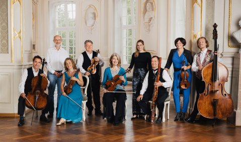Klimaretter unterwegs: Der Astrophysiker Harald Lesch (2. v. l.) und das Merlin Ensemble Wien mit seinem Leiter, dem Geiger Martin Walch (4. v. l.). Foto: © Elena Zaucke Klimaretter unterwegs: Der Astrophysiker Harald Lesch (2. v. l.) und das Merlin Ensemble Wien mit seinem Leiter, dem Geiger Martin Walch (4. v. l.). Foto: © Elena Zaucke