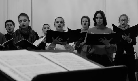 Der Landesjugendchor Hamburg bei seinen ersten Proben – schnell hat man sich zusammengefunden. Foto: © Kai Erik Thies