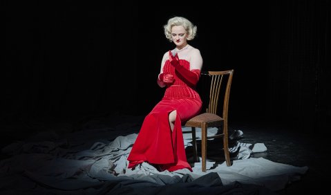 Marilyn Monroe (Veronika Sch&auml;fer) mit der Pillendose, die das Beruhigungsmittel enth&auml;lt, das ihr unwiderrufliches Ende herbeif&uuml;hren soll.  &copy; Thomas M. Jauk/Stage Picture