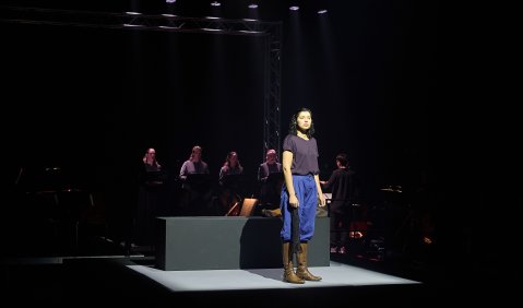 Naima Laube, Vokalistinnen des Damenchors des Staatstheaters Braunschweig. SEARCHING FOR ZENOBIA © Judith Buss Naima Laube, Vokalistinnen des Damenchors des Staatstheaters Braunschweig. SEARCHING FOR ZENOBIA © Judith Buss