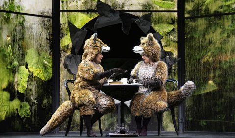 Familienplanung beim Kaffee: Fuchs und Füchslein (Wioletta Hebrowska, links, und Adriana Kučerová, rechts) denken über ihre Zukunft nach. Foto: Bettina Stöß Familienplanung beim Kaffee: Fuchs und Füchslein (Wioletta Hebrowska, links, und Adriana Kučerová, rechts) denken über ihre Zukunft nach. Foto: Bettina Stöß