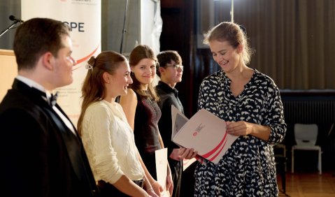 V.l.n.r.: Denis Puşca, Leni Schneider-Strittmatter, Lina Luise Ritschard und Viktor Stocker. Die Urkunden werden überreicht von der Juryvorsitzenden Birke Bertelsmeier. Foto: Oliver Borchert/DMR V.l.n.r.: Denis Puşca, Leni Schneider-Strittmatter, Lina Luise Ritschard und Viktor Stocker. Die Urkunden werden überreicht von der Juryvorsitzenden Birke Bertelsmeier. Foto: Oliver Borchert/DMR