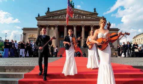 Ein Klassik-Power-Event! Die generative Bild-KI kann kaum mit der Realität konkurrieren, wenn sie Klassikstars auf dem roten Teppich vor dem Berliner Konzerthaus erzaubern soll. Firefly-Fotoprompt: Martin Hufner Ein Klassik-Power-Event! Die generative Bild-KI kann kaum mit der Realität konkurrieren, wenn sie Klassikstars auf dem roten Teppich vor dem Berliner Konzerthaus erzaubern soll. Firefly-Fotoprompt: Martin Hufner