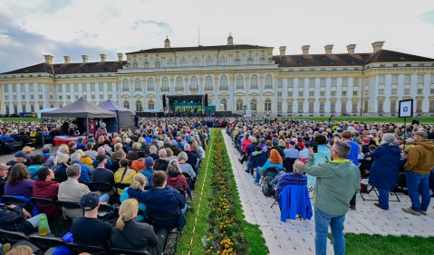 Haindling-Auftritt Sommer 2025 vor der imposanten Kulisse von Schloss Oberschleißheim. Foto: Bernd Schweinar
