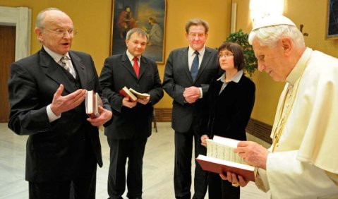 Privataudienz zur Vorstellung des Graduale Im Vatikan (v.li. nach re.): Heinrich Rumphorst, Christian Dostal, Theo Gei&szlig;ler, Petra Pfaffenheuser und Papst Benedikt der XVI. Foto: L&rsquo;Osservatore Romano/ConBrio