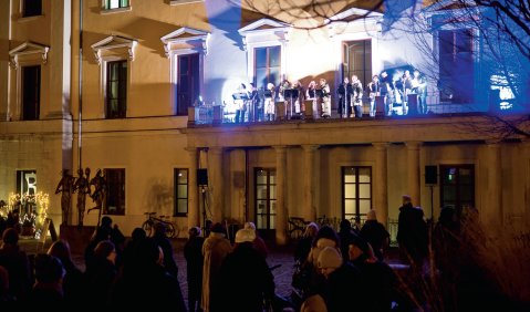 Niederschwelliges Angebot f&uuml;r alle: &bdquo;Balkonsingen&ldquo; am Theater Regensburg. Foto: Juan Martin Koch