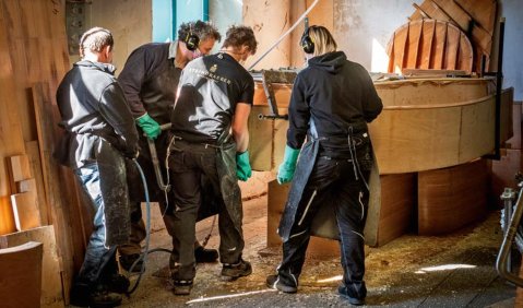 Beim Fl&uuml;gel ist der Rim das pr&auml;gende &auml;u&szlig;ere Element. Seine Herstellung erfordert viel Erfahrung, um eine perfekte Form ohne Spannungen zu erreichen. Die Fotografin Susanne van Loon dokumentierte in der Klaviermanufaktur Steingraeber in Bayreuth diesen heiklen Moment der Instrumenten-Produktion mit ihrer Nikon f&uuml;r die nmz.