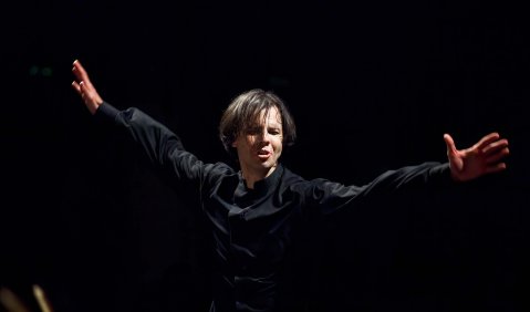 Red Bull verleiht Flügel: Teodor Currentzis – Chefdirigent des Utopia-Orchesters und scheidender des SWR Symphonieorchesters. Foto: SWR/Anton Zavjyalov Red Bull verleiht Flügel: Teodor Currentzis – Chefdirigent des Utopia-Orchesters und scheidender des SWR Symphonieorchesters. Foto: SWR/Anton Zavjyalov