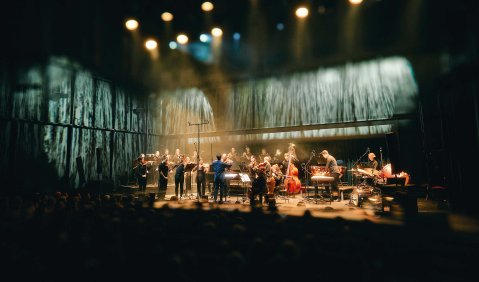 Die Bergson Phil’ demonstriert unter Jesús Ortega Martínez im Programm „Vivace!“ das gleichnamige elektro-akustische System, das dem Elektra Tonquartier jede Akustik verpassen können soll. Foto: Simon Haseneder/Bergson Die Bergson Phil’ demonstriert unter Jesús Ortega Martínez im Programm „Vivace!“ das gleichnamige elektro-akustische System, das dem Elektra Tonquartier jede Akustik verpassen können soll. Foto: Simon Haseneder/Bergson