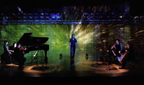 Szene aus dem Musiktheater „Dark Matter“. Foto: Susanne Diesner Szene aus dem Musiktheater „Dark Matter“. Foto: Susanne Diesner