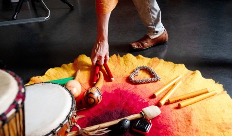 Musik entfaltet auch ohne ausgeprägt musikalische Biographie der Erkrankten eine demenzlindernde Wirkung. Rhythmische Musik kann bei allen Demenzformen Linderung verschaffen. Foto: Bundesinitiative Musik und Demenz Musik entfaltet auch ohne ausgeprägt musikalische Biographie der Erkrankten eine demenzlindernde Wirkung. Rhythmische Musik kann bei allen Demenzformen Linderung verschaffen. Foto: Bundesinitiative Musik und Demenz