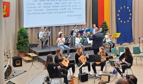 Schulensemble vor Deutschland- und Europafahne