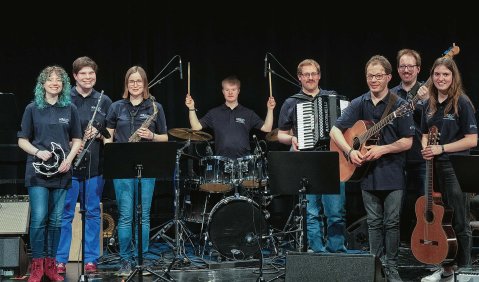 Hospitationen bei der inklusiven Band „Alle Neune“ gehören zum Studiengangsprofil. Foto: Max Wagner Hospitationen bei der inklusiven Band „Alle Neune“ gehören zum Studiengangsprofil. Foto: Max Wagner