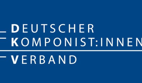 Weißes Logo auf blauem Grund: Deutscher Komponist:innen Verband