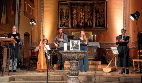 In der Köthener Bachkirche St. Agnus am Ende ihres Geburtstagskonzerts vereint zum Bach-Choral (v.l.): Melissa Wedekind, Margret Köll, Hans Fröhlich, Romina De la Fuente Villarroel und Derya Atakan. Foto: Claudia Irle-Utsch In der Köthener Bachkirche St. Agnus am Ende ihres Geburtstagskonzerts vereint zum Bach-Choral (v.l.): Melissa Wedekind, Margret Köll, Hans Fröhlich, Romina De la Fuente Villarroel und Derya Atakan. Foto: Claudia Irle-Utsch