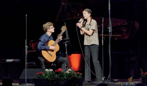Elyne Maillard und Arnaud Maillard, beide aus Villars-sur-Glâne/Romandie, wurden mit 24 Punkten 1. Preisträger:innen in der Kategorie Popgesang beim 59. Bundeswettbewerb Jugend musiziert 2022 in Oldenburg. Fotograf: Alexander Kremer Elyne Maillard und Arnaud Maillard, beide aus Villars-sur-Glâne/Romandie, wurden mit 24 Punkten 1. Preisträger:innen in der Kategorie Popgesang beim 59. Bundeswettbewerb Jugend musiziert 2022 in Oldenburg. Fotograf: Alexander Kremer