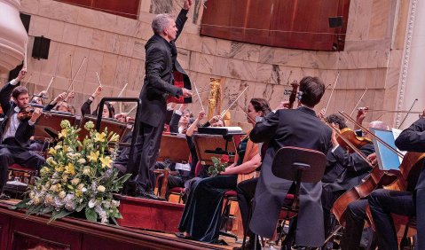 Gastspiel Warschau: v. l. n. r.: Dirk Kaftan (Dirigent), Christina Landshamer (Sopran) und das Beethoven Orchester Bonn in der Filharmonia Narodowa Warschau. Foto: Tilmann Böttcher Gastspiel Warschau: v. l. n. r.: Dirk Kaftan (Dirigent), Christina Landshamer (Sopran) und das Beethoven Orchester Bonn in der Filharmonia Narodowa Warschau. Foto: Tilmann Böttcher