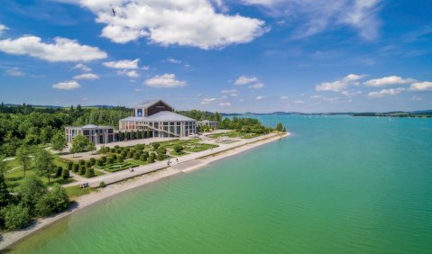 So schön ist es allerdings nicht immer am Forggensee, denn er führt nicht immer Wasser. Foto: Festspielhaus Neuschwanstein So schön ist es allerdings nicht immer am Forggensee, denn er führt nicht immer Wasser. Foto: Festspielhaus Neuschwanstein