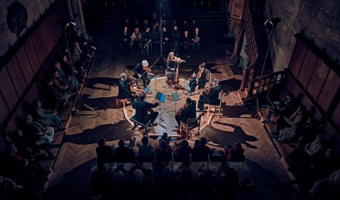 Ambiente einer Séance: Das Ensemble Reflector spielt Arnold Schönbergs Streichsextett „Verklärte Nacht“ mit einer behutsam ergänzten Partie für den Gambisten Liam Byrne. Foto: Johannes Berger
