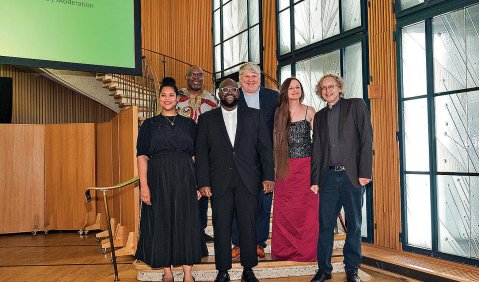 Gaben die Eröffnung (v.li.): Hannah Kendall, Andile Khumalo, Vimbayi Kaziboni, Sergej Newski, Christina Daletska und Johannes Schöllhorn. Foto: Ben Knabe / WDR 