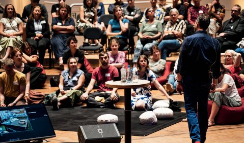 Alan Lane bei seiner Keynote im Konzerthaus Dortmund. Foto: Laurie Hall