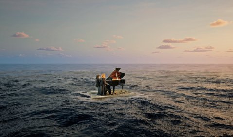 Neuwirths und Jelineks &bdquo;Mons&shy;ter&rsquo;s Paradise&ldquo; an der Hamburgischen Staatsoper mit Ruth Rosenfeld und Sylvie Rohrer als Vampi und Bampi im Video von Janic Bebi und Jonas Dahl. Foto: Still aus dem Video von Bebi/Dahl