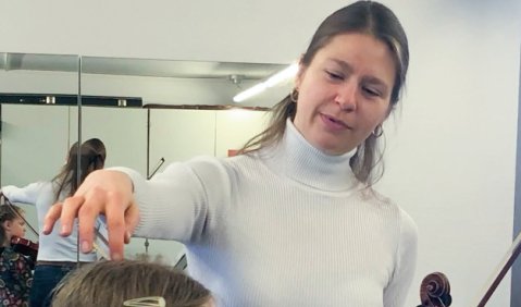 Dr. Patrizia Bieber im Unterricht mit Sch&uuml;lerin. &copy; Foto: privat