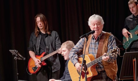 Inklusionsband des Hamburger Konservatoriums mit Rolf Zuckowski, Mentor der Musikschule. Foto: &copy; Jann Wilken