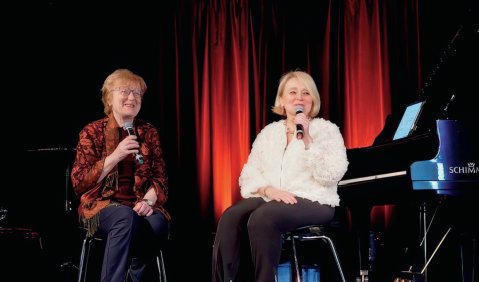 Violeta Dinescu (li.) im Gespr&auml;ch mit Claudia Bigos. Foto: &copy; Marie Awadis