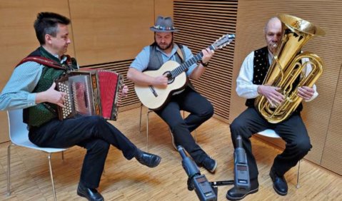 Roland Pongratz mit der Anlass-Musi. Foto: Ursula Gaisa