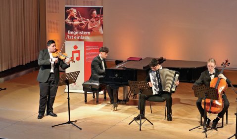 Jugend musiziert NRW 2026 (v.l.n.r.): Leonardo (Violine), Freddy (Klavier) und Christian Kurumlian (Akkordeon) sowie Moritz Schubert (Cello). Foto: LMR NRW