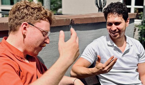 Lehrkr&auml;fte im Austausch: Jonas (li.) und Vadim (re.) im Gespr&auml;ch. Foto: ver.di