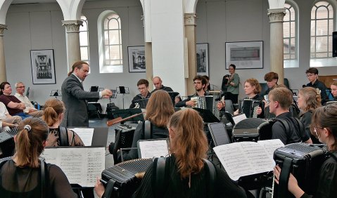 Das Landesjugendakkordeonorchester NRW, geleitet von Peter Lohmar, in der Trinitatiskirche K&ouml;lns am 24. Mai 2026. Foto: Anita Brandst&auml;ter
