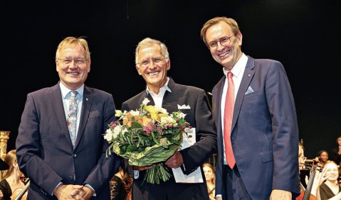 v.l.n.r.: Johannes Schmalzl, Vorsitzender des Vorstands der Stiftung W&uuml;rth, Preistr&auml;ger Nicol&aacute;s Pasquet undv JMD-Pr&auml;sident Johannes Freyer. Foto: Ufuk Arslan