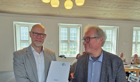 Rainer Engelmann, Vorsitzender des Landesverbands der Musikschulen Schleswig-Holstein, &uuml;berreichte im Rahmen der Mitgliederversammlung des Landesverbandes die QSM#2- Urkunden und Plaketten an die Musikschulen im Landesverband, wie hier an den Leiter der Musikschule der Stadt Quickborn, Lorenz Jensen. Foto: LVdMSH