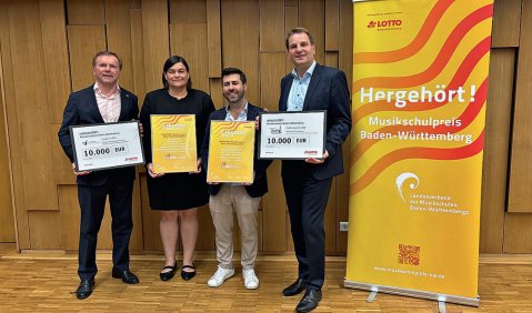 V.l.n.r.: Paul Nemeth, Gesch&auml;ftsf&uuml;hrer von Lotto Baden-W&uuml;rttemberg; Kathrin St&uuml;rzl, stellv. Leitung Musikschule Ravensburg; C&eacute;sar Masano Cavaloti, Leitung Musikschule Hochschwarzwald; Ingo Sadewasser, Vorsitzender des Landesverbandes der Musikschulen Baden-W&uuml;rttembergs. Foto: LVdMBW