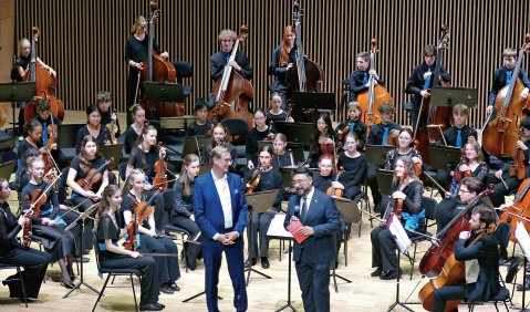 Das Konzert der Deutschen Streicherphilharmonie zum 75. Geburtstag der Jeunesses Musicales Deutschland (JMD) in der TauberPhilharmonie wurde mit Gru&szlig;worten des Bundesvorsitzenden des VdM, Friedrich-Koh Dolge (rechts), und des Pr&auml;sidenten der JMD, Johannes Freyer, er&ouml;ffnet. Foto: Jeunesses Musicales Deutschland. Foto: JMD
