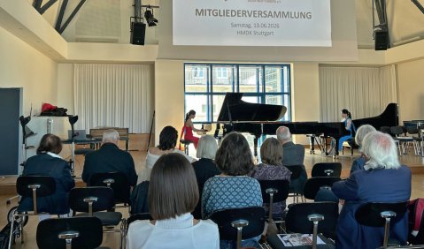 Das preisgekr&ouml;nte Klavierduo K&K er&ouml;ffnete die Mitgliederversammlung. Foto: Ralf P&uuml;pcke