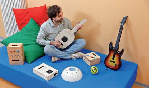 Andreas F&ouml;rster mit einer inklusiven Gitarre. Foto: Det G&ouml;ckeritz