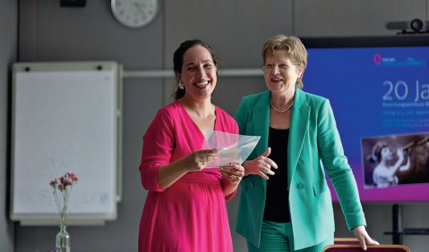 Die aktuelle und die ehemalige Leiterin des fmg: Maria Behrendt und Susanne Rode-Breymann. Foto: Michael Heck