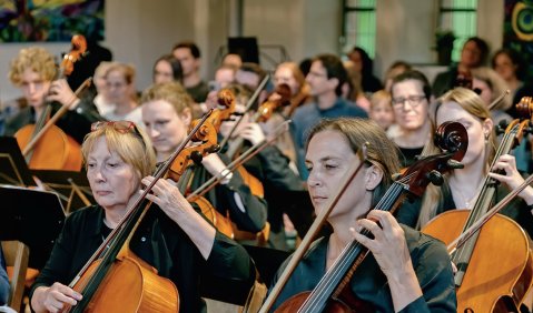 Konzert des eigens zum 50-j&auml;hrigen Jubil&auml;um der Musikschule Pinneberg gegr&uuml;ndeten Celloorchesters mit 37 ehemaligen und heutigen Sch&uuml;lerinnen und Sch&uuml;lern verschiedener Generationen, die eindrucksvoll erlebbar machten, wie verbindend Musik sein kann. Foto: John Hildebrand