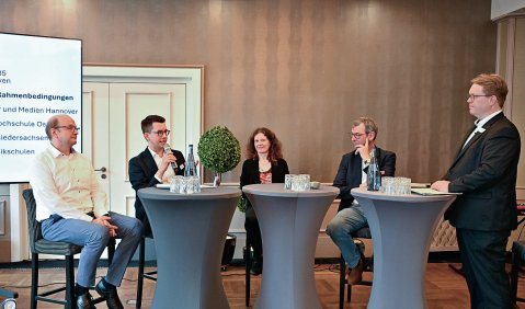 Podiumsdiskussion zur &bdquo;MiKADO-Musik&ldquo;-Studie bei der Mitgliederversammlung des LVdM Niedersachsen. V.l.n.r.: Prof. Bernhard Wesenick (Institut f&uuml;r Musik an der Hochschule Osnabr&uuml;ck), Raphael Amend (VdM-Bundesgesch&auml;ftsf&uuml;hrer), Prof. Dr. Andrea Welte (Hochschule f&uuml;r Musik, Theater und Medien Hannover), Matthias M&ouml;hle (Pr&auml;sident des Landesmusikrats Niedersachsen) und Daniel Keding (Vorsitzender des Landesverbandes nieders&auml;chsischer Musikschulen). Foto: Alexander K&auml;berich